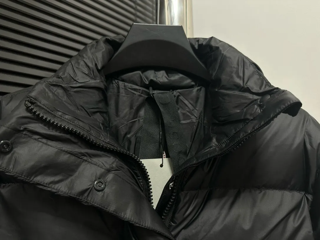 P720 [CANADA GOOSE] Cypress Women's Short Down Jacket 2256W The down collar enhances warmth and can better withstand bad weather. The short hem has an internal drawstring to adjust the tightness and block the cold wind. Embedded cuffs improve comfort and lock in heat. Dropped shoulder design and articulated sleeves allow for a good range of movement. Two external pockets: zippered hand pockets. ·Three interior pockets: two mesh drop-in pockets and one zippered pocket! Size: XS S M Color: Black Birch